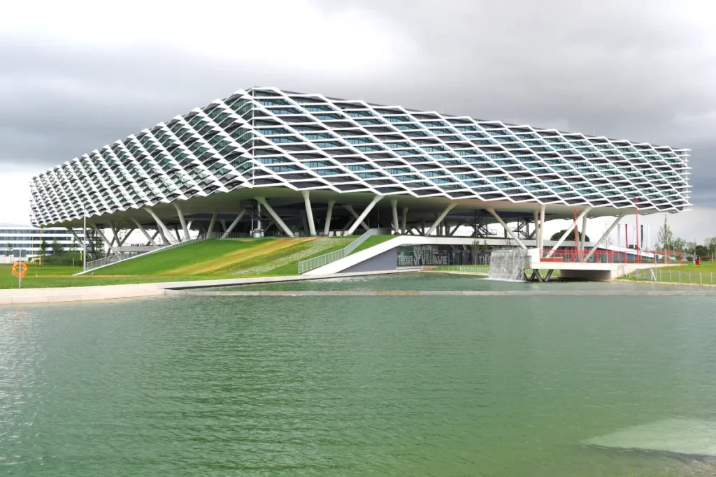 Außenansicht Adidas Campus – Markenarchitektur in der Praxis